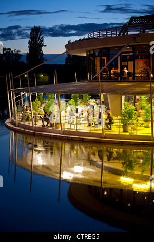 Bei Nacht in Vichy, die Terrasse des Restaurant Rotonde am rechten Ufer des Allier-Sees (Frankreich). Stockfoto