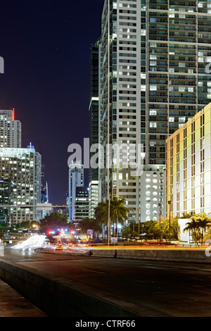 Verkehr am Abend, Financial District, ICON Brickell, Brickell Avenue und Brickell Brücke, Downtown Miami, Florida, USA Stockfoto