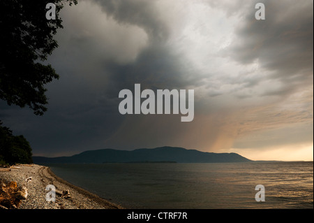 Sturm Wolken über Orcas Island, Washington, Blitz und Donner zum Bereich während eines dramatischen Sonnenuntergangs zu bringen. Stockfoto