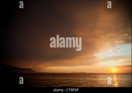 Sturm Wolken über Orcas Island, Washington, Blitz und Donner zum Bereich während eines dramatischen Sonnenuntergangs zu bringen. Stockfoto