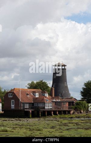 Langston Mühle in der Nähe von Havant an den niedrigen Gezeiten, einer einst verfallene Mühle jetzt in Wohnraum umgewandelt Stockfoto