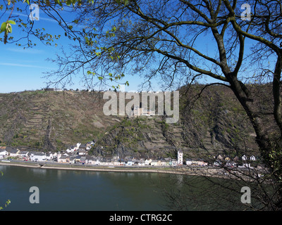 Blick vom St.Goar am Rhein nach St.Goarshausen mit Burg Katz Stockfoto