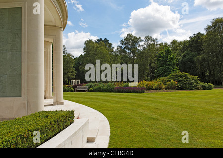 Auf der Suche hinter dem Brookwood Memorial der Russland-Gedenkstätte im Hintergrund Stockfoto