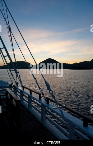 Sunrise Blick auf Kelor Island, einer unbewohnten Insel im Komodo National Park an Bord eines Segelbootes für Komodo Insel geleitet. Stockfoto