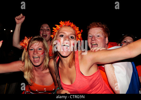 Freudige niederländischen Fußball-Fans feiern nach Holland Fußball-Nationalmannschaft gegen Argentinien im WM-Halbfinale 2010 zu gewinnen Stockfoto