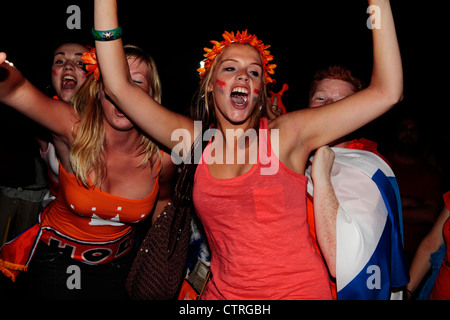 Freudige niederländischen Fußball-Fans feiern nach Holland Fußball-Nationalmannschaft gegen Argentinien im WM-Halbfinale 2010 zu gewinnen Stockfoto