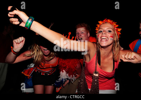 Freudige niederländischen Fußball-Fans feiern nach Holland Fußball-Nationalmannschaft gegen Argentinien im WM-Halbfinale 2010 zu gewinnen Stockfoto