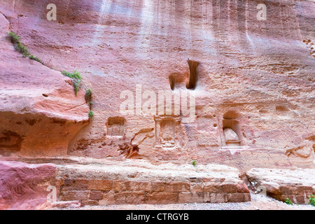 kleine antike Nabatäer Nischen, Schreine und Schnitzereien in Wand des Siq, Petra, Jordanien Stockfoto