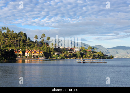 Tuk Tuk Halbinsel Samosir Island im Lake Toba, der weltweit größten Vulkansee. Nord-Sumatra, Indonesien Stockfoto