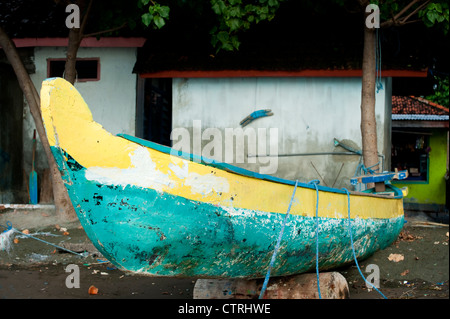 Balinesischen Fischerbooten genannt Jukung werden tagsüber an Land gezogen und sind eine traditionelle Methode des Fischens. Stockfoto