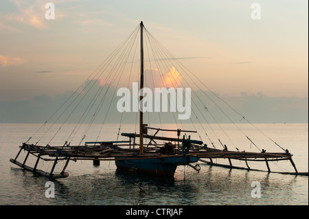 Einem balinesischen Fischerboot Anker am Strand in Pemuteran, Bali, Indonesien. Diese Boote Fischen in der Nacht mit starken Lichtern. Stockfoto