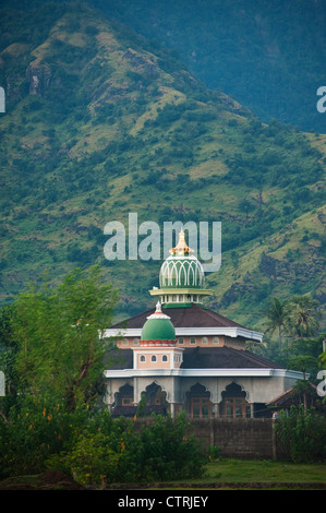 Ein Bali, Indonesien-Moschee befindet sich im Dorf Pemuteran in der nordwestlichen Ecke der Insel. Stockfoto