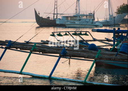 Einem balinesischen Fischerboot Anker am Strand in Pemuteran, Bali, Indonesien. Diese Boote Fischen in der Nacht mit starken Lichtern. Stockfoto