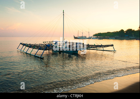 Einem balinesischen Fischerboot Anker am Strand in Pemuteran, Bali, Indonesien. Diese Boote Fischen in der Nacht mit starken Lichtern. Stockfoto