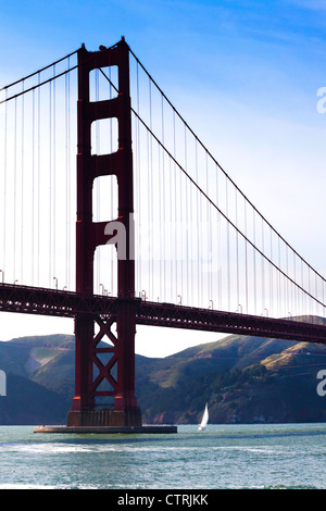 Ein Segelboot vorbei unter der Golden Gate Bridge, San Francisco Stockfoto