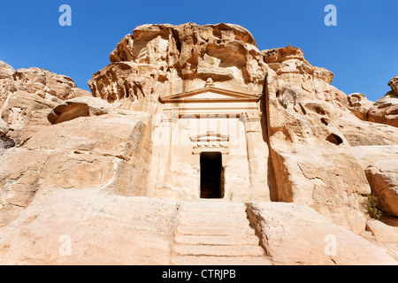 altes Grab nahe dem Eingang in Little Petra, Jordanien Stockfoto