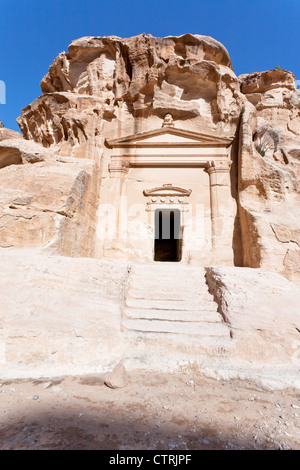 altes Grab nahe dem Eingang in Little Petra, Jordanien Stockfoto