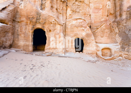 Gräber der Höhle nahe dem Eingang in Little Petra, Jordanien Stockfoto
