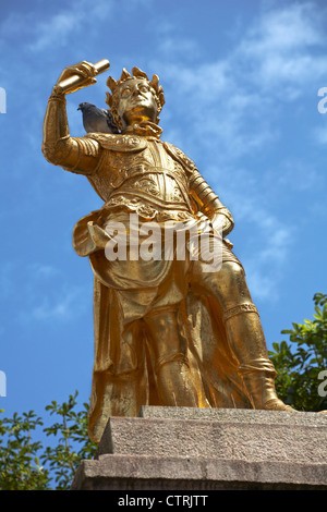 Goldene Statue von George II mit Taube saß auf Schulter am Royal Square, St. Helier, Jersey im Juli Stockfoto