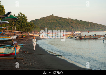 Traditionellen balinesischen Fischerbooten säumen den Strand, die darauf warten, im Dorf Pemuteran in West Bali, Indonesien Angeln. Stockfoto