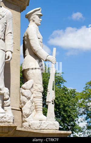 Builth Wells War Memorial Steinfigur des ein Mann des Militärs. Stockfoto