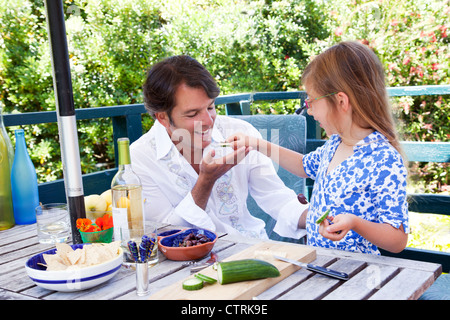 Vater und Tochter vor dem gemeinsamen Mittagessen. Stockfoto