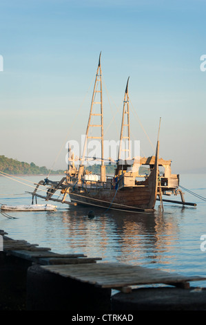 Eine exotische Ringwade Fischerboot genannt ein Prahu Madura ist in der Fischerei Dorf Pemuteran, Bali, Indonesien angedockt. Stockfoto