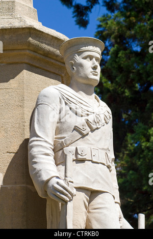 Builth Wells War Memorial Steinfigur des ein Mann des Militärs. Stockfoto