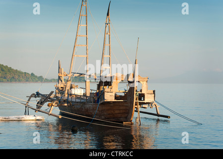 Eine exotische Ringwade Fischerboot genannt ein Prahu Madura ist in der Fischerei Dorf Pemuteran, Bali, Indonesien angedockt. Stockfoto