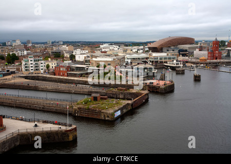 Auf der Suche nach Nordosten über Cardiff Bay in Richtung Wales Millennium Centre Stockfoto