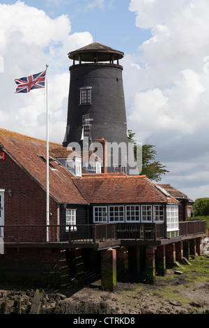 Langston Mühle in der Nähe von Havant an den niedrigen Gezeiten, einer einst verfallene Mühle jetzt konvertiert Wohnanpassung fliegen Union Jack am Fahnenmast Stockfoto