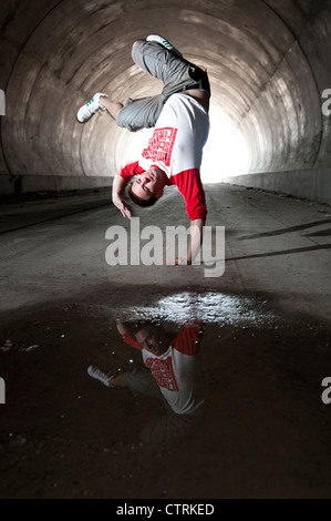 Breakdance im tunnel Stockfoto