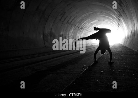 Breakdance im tunnel Stockfoto