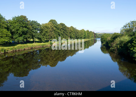 Reflexionen über den Fluss Wye, Builth Wells-Brücke in Richtung der Groe aus. Stockfoto