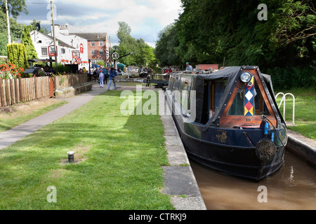 Ein Grachtenboot Annäherung an Schleusen auf dem Shropshire Union Canal in der Nähe der Shroppie Fly Wirtshaus, Audlem, Cheshire. Stockfoto