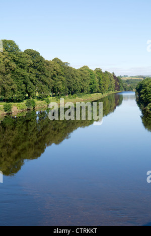 Reflexionen über den Fluss Wye, Builth Wells-Brücke in Richtung der Groe aus. Stockfoto