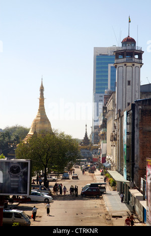 Sule Paya befindet sich im Herzen der Innenstadt (Rangoon) Yangon, Myanmar (Burma). Stockfoto