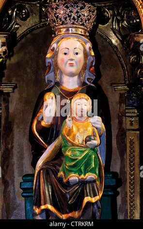 Spanien, Jakobsweg: Romanische Statue "Virgen del Carmo" in der Pfarrkirche Iglesia de Santiago in Villares de Orbigo Stockfoto