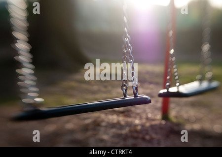 Verlassene Schaukel auf einem Spielplatz Stockfoto