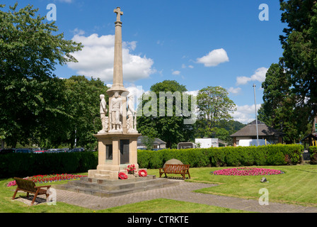 Builth Wells War Memorial Garden.  Das Kreuz ist umgeben von Steinfiguren der Soldat, Matrose, Flieger und ein Kaufmann Seemann. Stockfoto