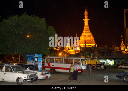 Sule Paya befindet sich im Herzen der Innenstadt (Rangoon) Yangon, Myanmar (Burma). Stockfoto