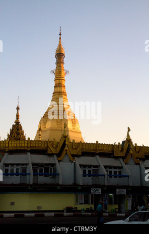 Sule Paya befindet sich im Herzen der Innenstadt (Rangoon) Yangon, Myanmar (Burma). Stockfoto