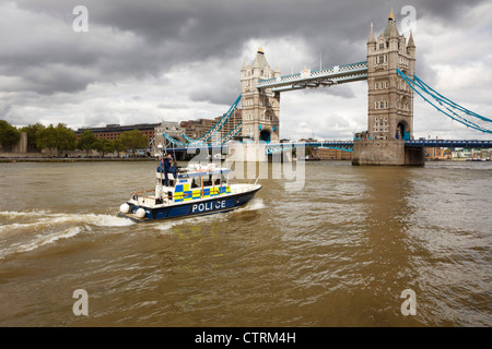 Londoner Polizei Metropolitian Start auf der Themse, Tower Bridge nähert. Stockfoto