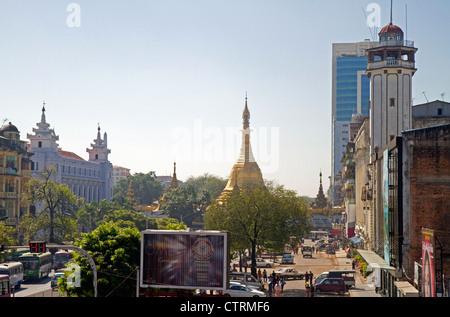 Sule Paya befindet sich im Herzen der Innenstadt (Rangoon) Yangon, Myanmar (Burma). Stockfoto