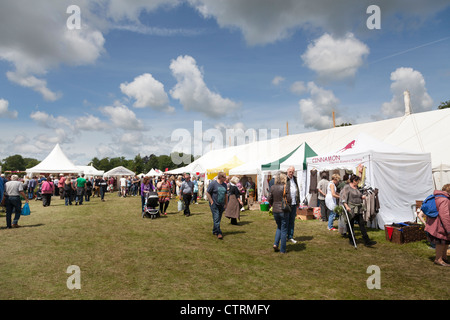 Besucher an Land zeigen außen Festzelte. Stockfoto