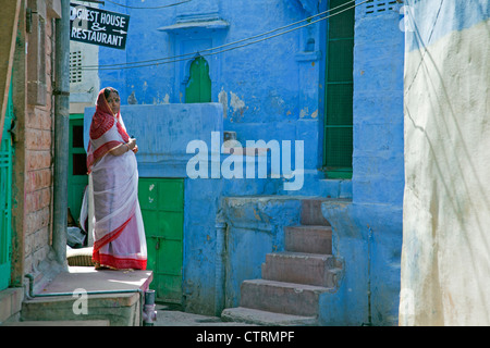 Frau trägt traditionelle Sari in die blaue Stadt Jodhpur, Rajasthan, Indien Stockfoto