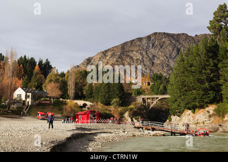 Shotover jet-Basis in Shotover River Canyon mit Podest für Schnellboote bei Arthurs Point Queenstown Neuseeland Bootstouren Unternehmen. Stockfoto