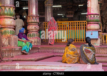 Traditionelle indische Frauen im Tempel beim Festival of Colours / Holi-Fest in Mathura, Uttar Pradesh, Indien Stockfoto