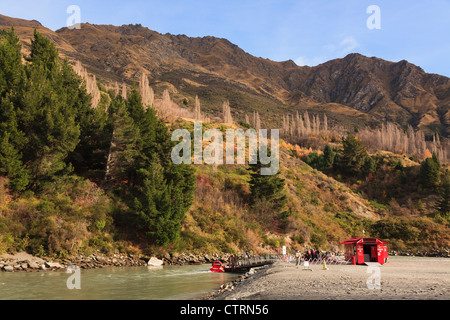 Shotover jet-Basis in Shotover River Canyon mit Podest für Schnellboote bei Arthurs Point Queenstown Neuseeland Bootstouren Unternehmen. Stockfoto