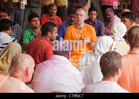 Hare Krishna-Anhänger beten Balaram Hare Krishna Tempel in Vrindavan, Uttar Pradesh, Indien Stockfoto